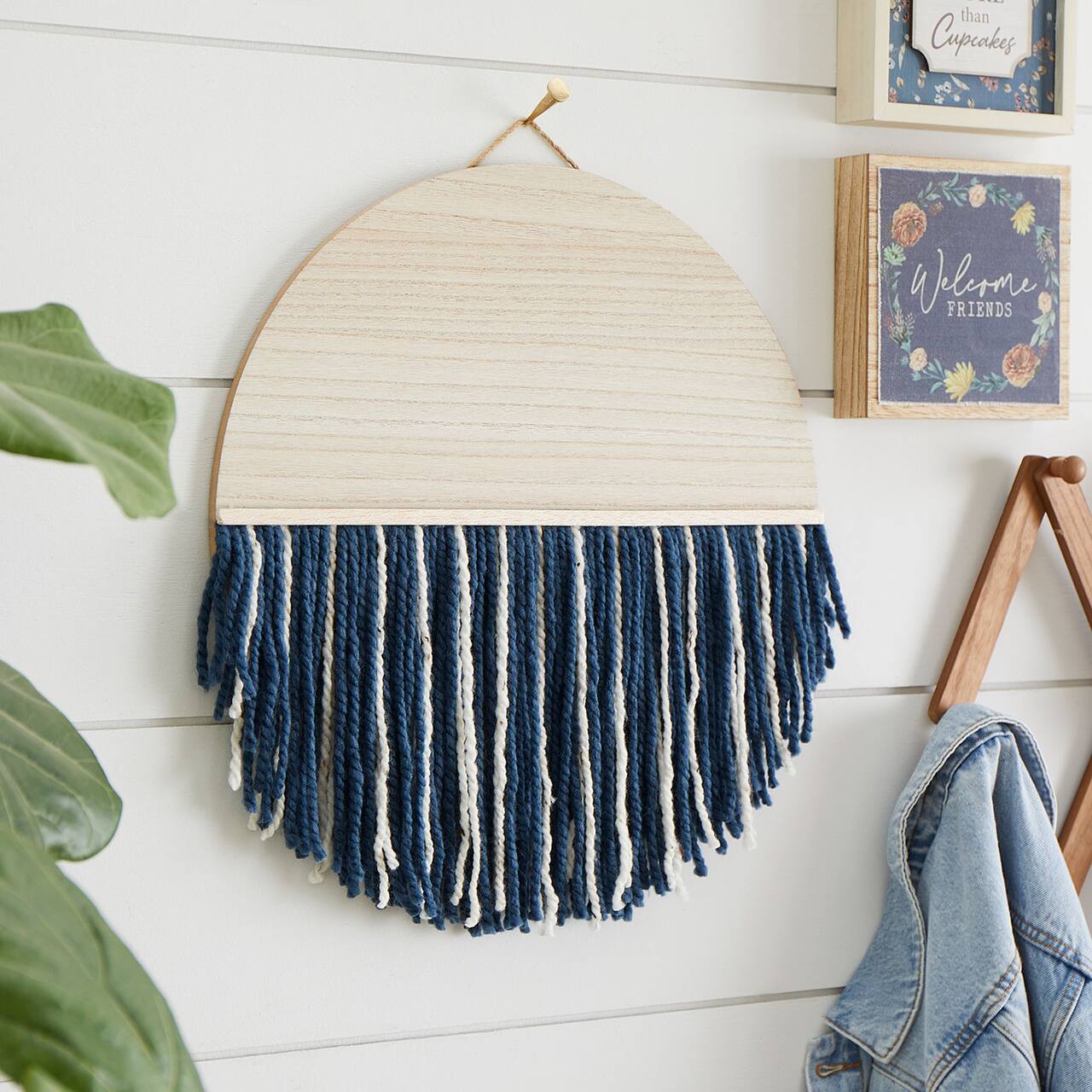 Décoration murale en laine sur bois rond